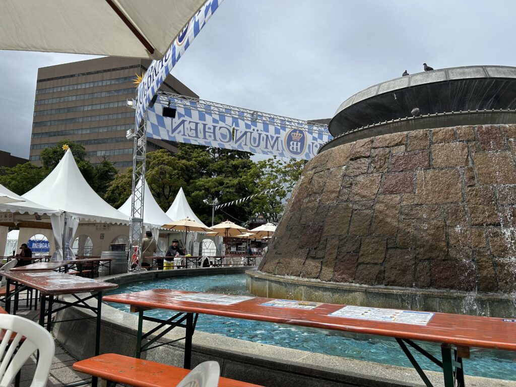 札幌ドイツ村（2026さっぽろ夏まつり 福祉協賛さっぽろ大通ビアガーデン）の噴水が見える座席