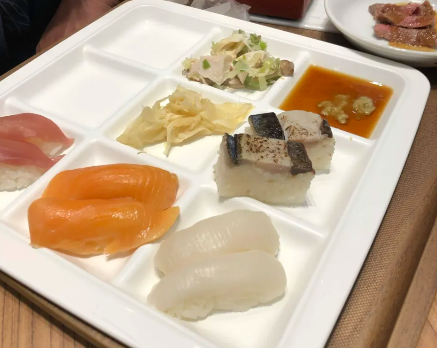 洞爺湖万世閣ホテルレイクサイドテラスの夕食バイキング。お寿司がありました。
