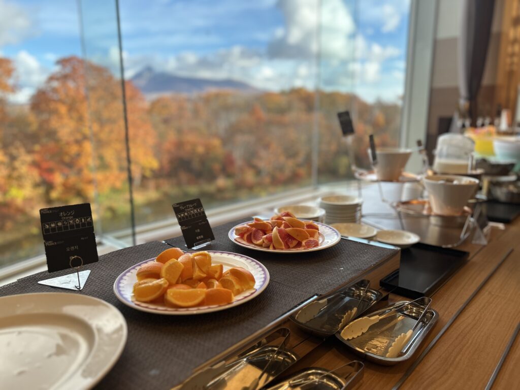 函館大沼プリンスホテルの朝食会場からは紅葉が見える