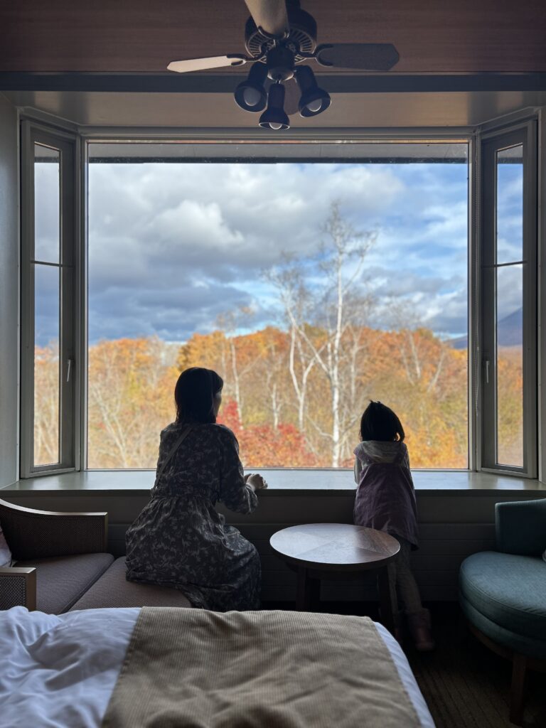 函館大沼プリンスホテルの部屋の窓からは紅葉が見える