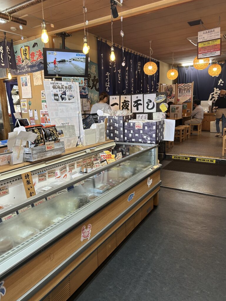 北海道白老町虎杖浜にある「たらこ家虎杖浜」の店内。お土産探しにも最適。
