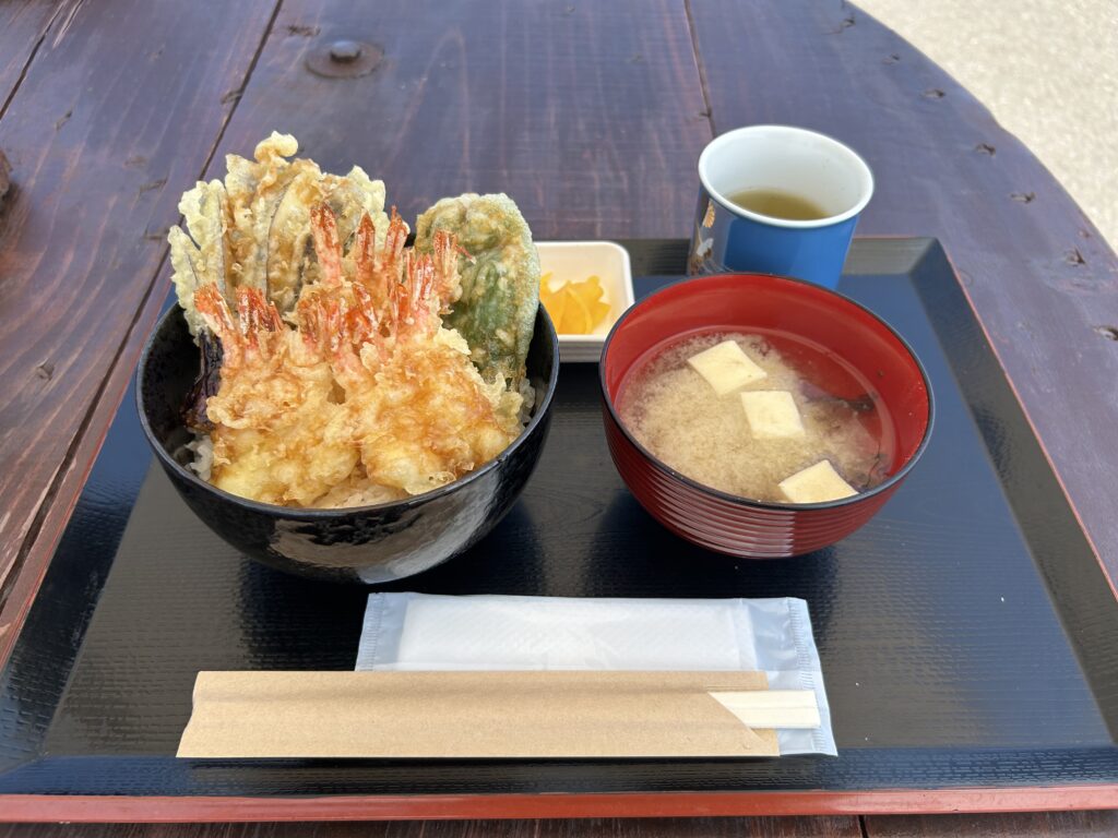 北海道白老町虎杖浜にある「たらこ家虎杖浜」のテラス席で食べる甘海老天丼