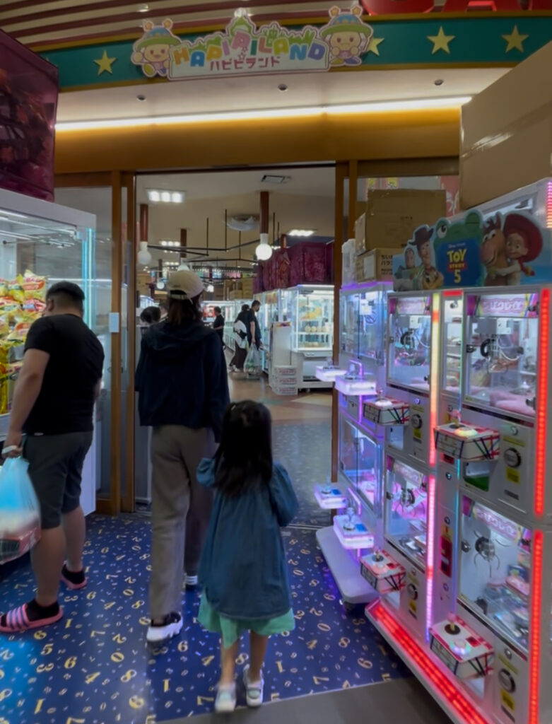 北海道旭川市にあるクレーンゲーム専門店ハピピランドの入り口。