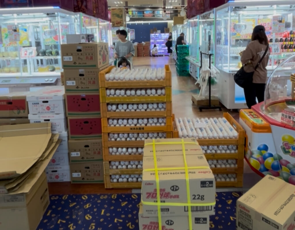 北海道旭川市にあるクレーンゲーム専門店ハピピランド。卵が積まれている。