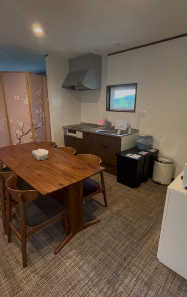 Retreat Furanoのキッチンダイニング。お部屋で愛犬と楽しめる。